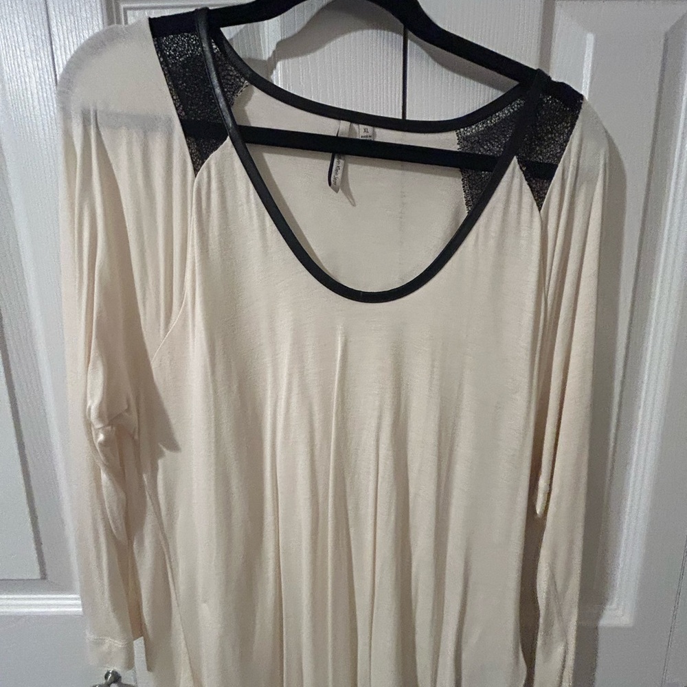 Black and white - long sleeve lace
